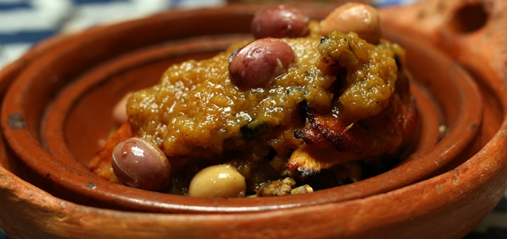 The best Moroccan meal we had to eat. Eating like a Moroccan means mother's cooing: tangine with chutney and olvies